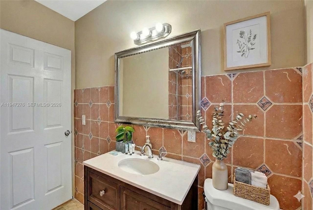 170 Nw 46th St - Photo 7 of 8