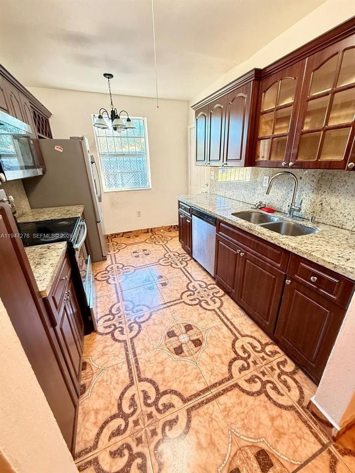 220 Nw 51st St #REAR - Photo 4 of 10