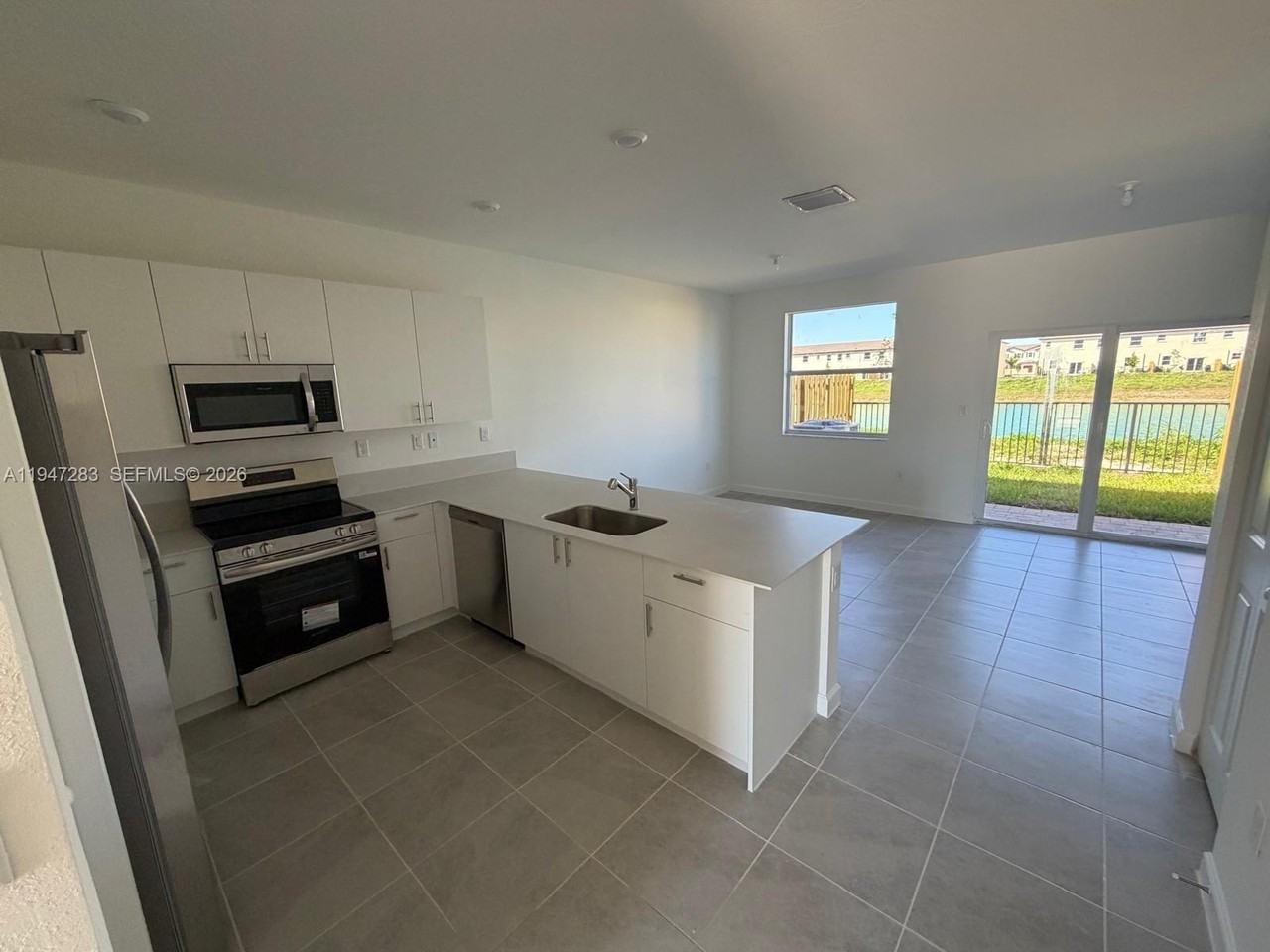 2732 Se 26th Ave #2732 - Photo 4 of 12