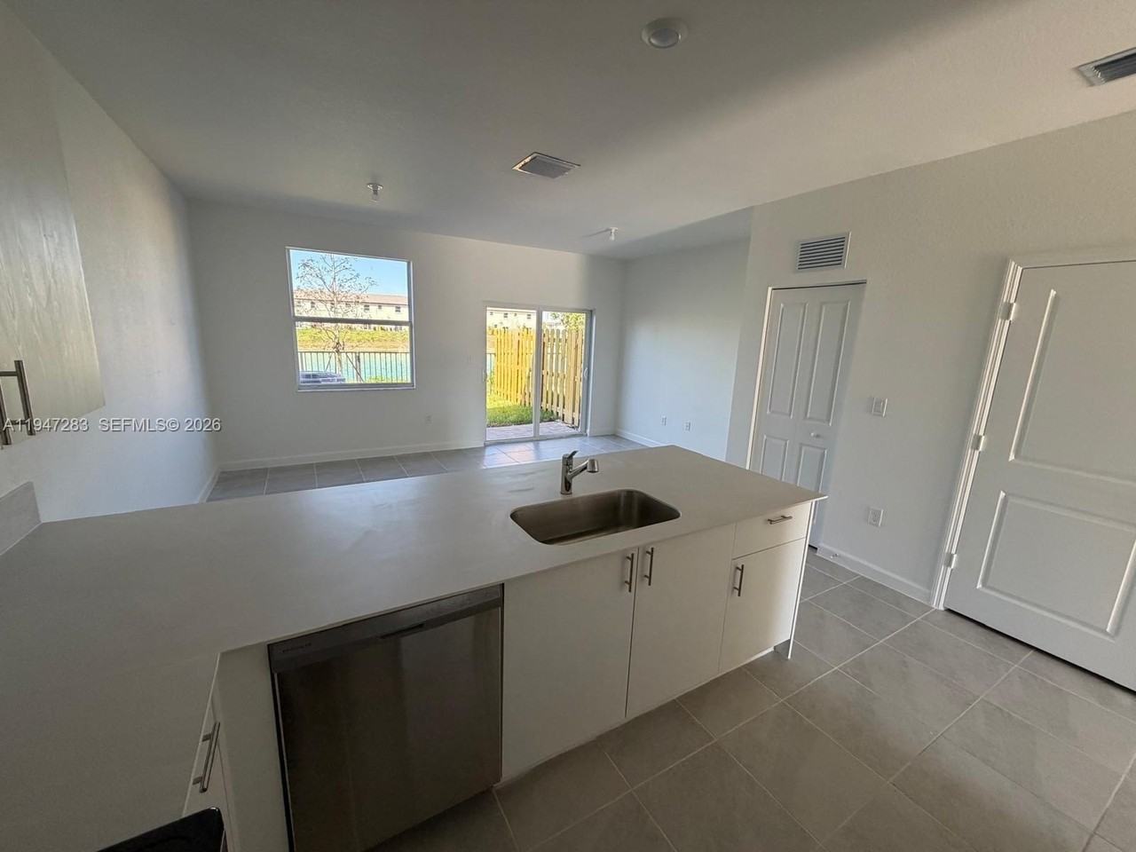 2732 Se 26th Ave #2732 - Photo 5 of 12