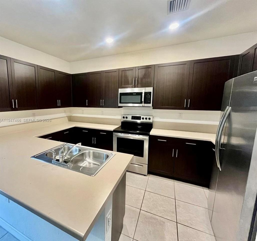 20714 Ne 5th Ct #20714 - Photo 2 of 3