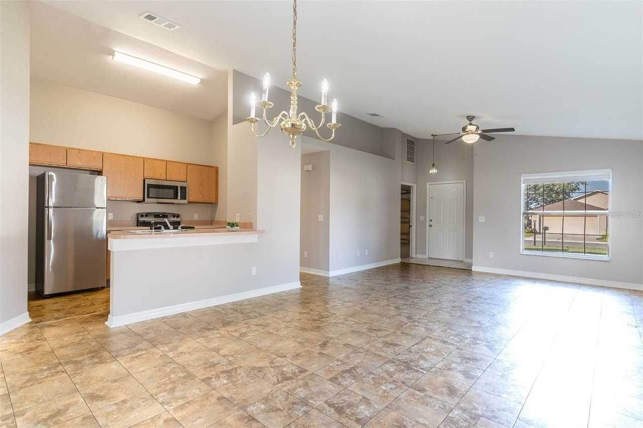 137 Eagle Point Blvd - Photo 3 of 20