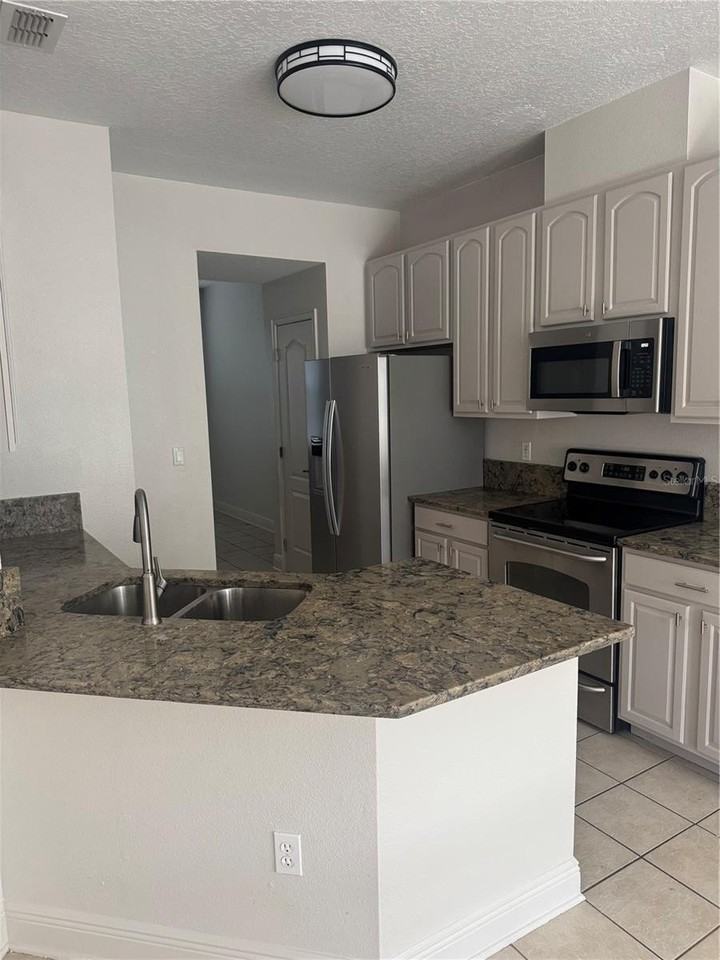 12976 Borland St - Photo 4 of 15