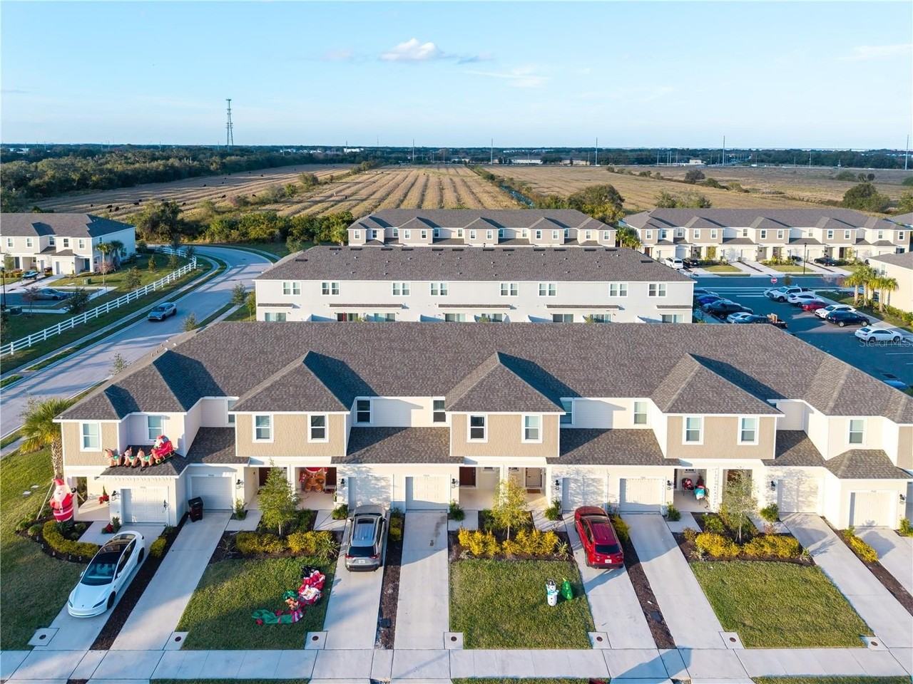 5060 Spangle Dr - Photo 3 of 32