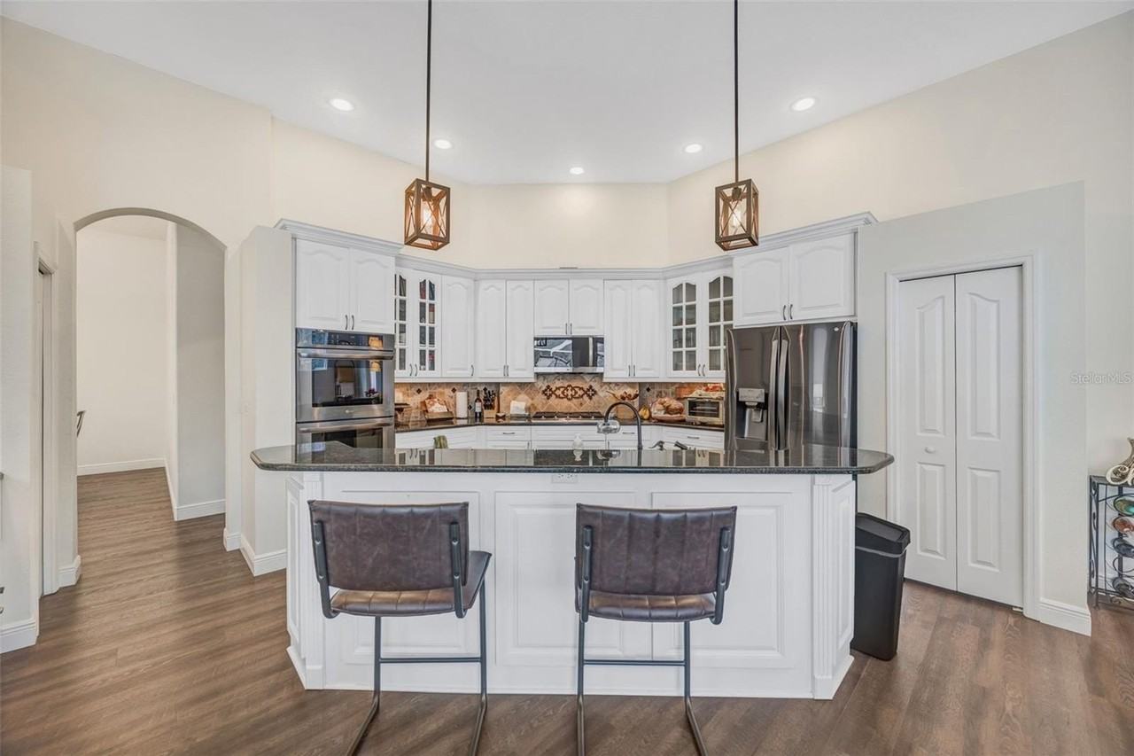 6120 Chene Ct - Photo 5 of 50