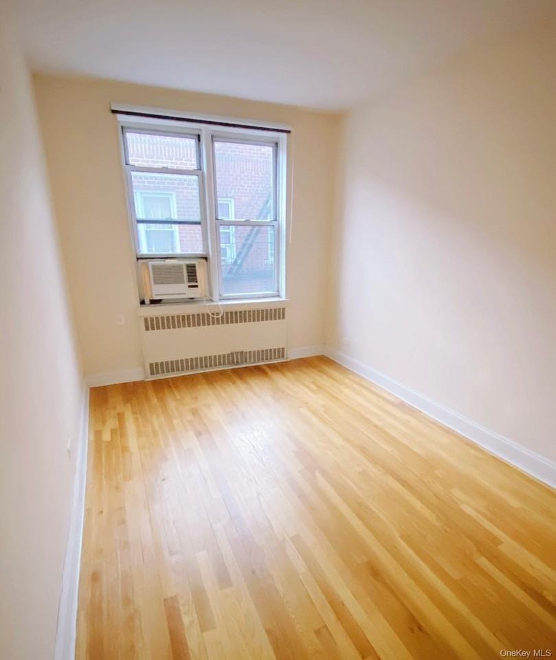 10420 68th Dr - Photo 5 of 10