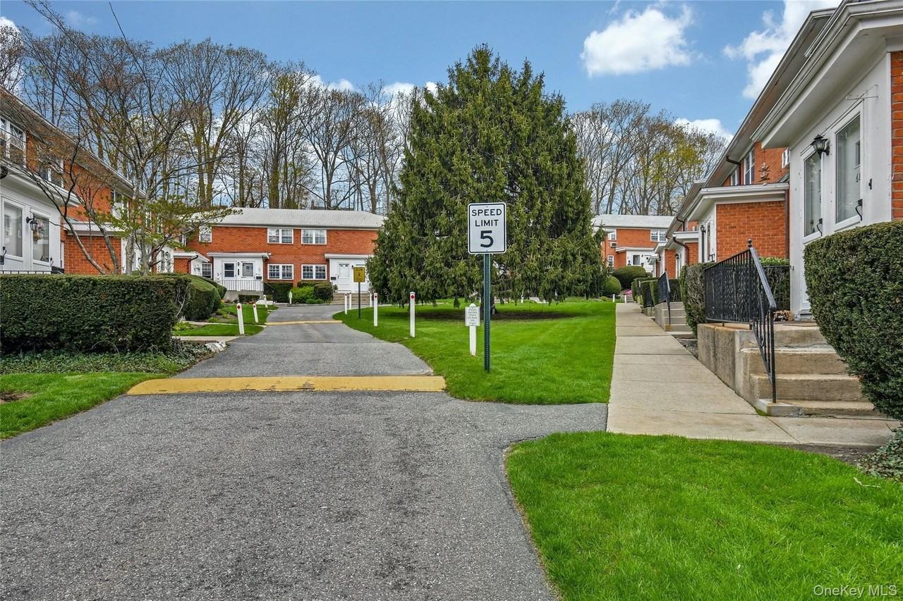 451 Main St Apt 28 #28 - Photo 3 of 18