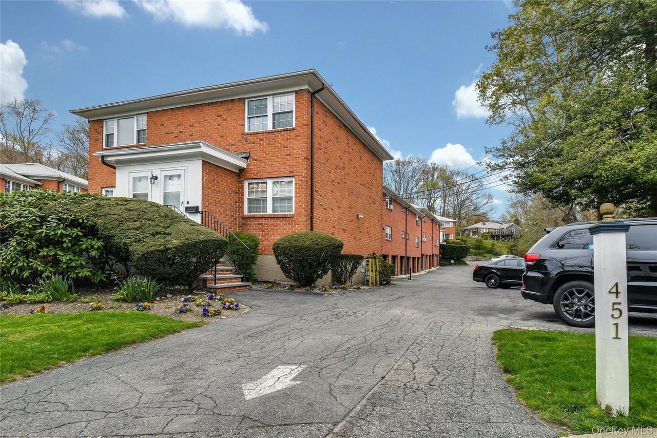 451 Main St Apt 28 #28 - Photo 4 of 18