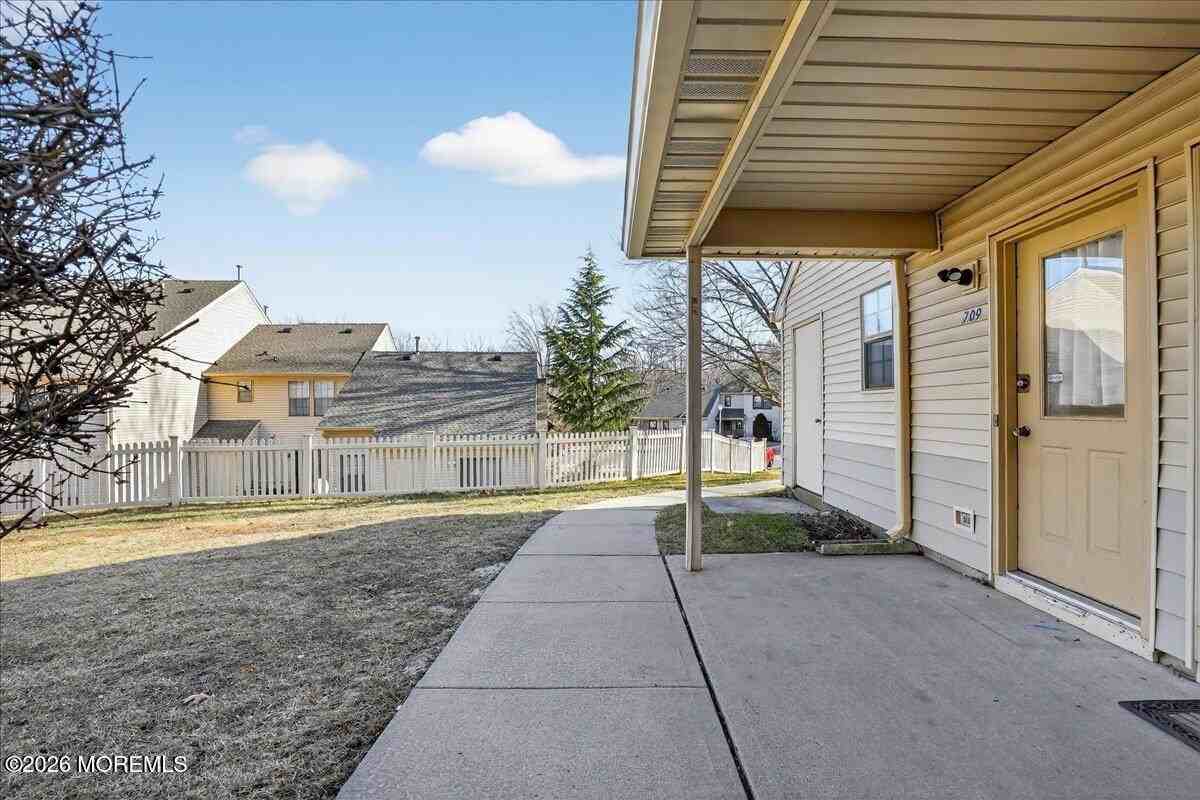 709 Ivy Ct - Photo 2 of 13