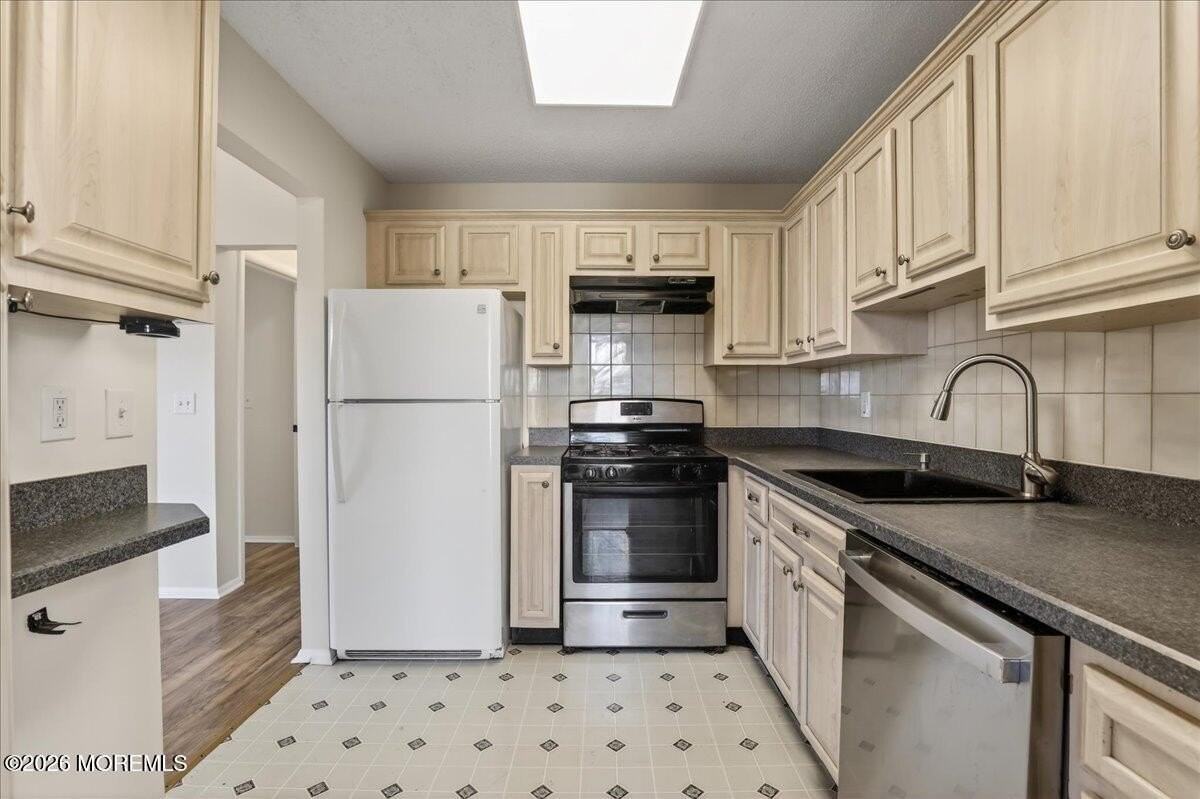 709 Ivy Ct - Photo 7 of 13