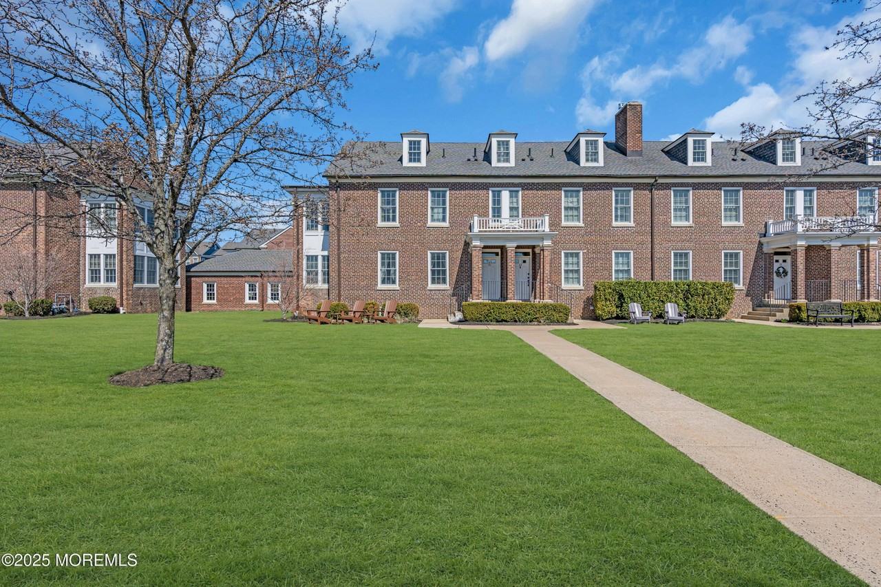 15 Russel Ave - Photo 2 of 27