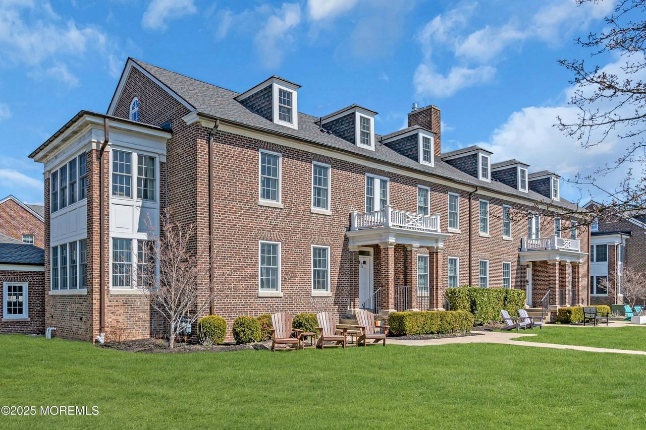 15 Russel Ave - Photo 3 of 27