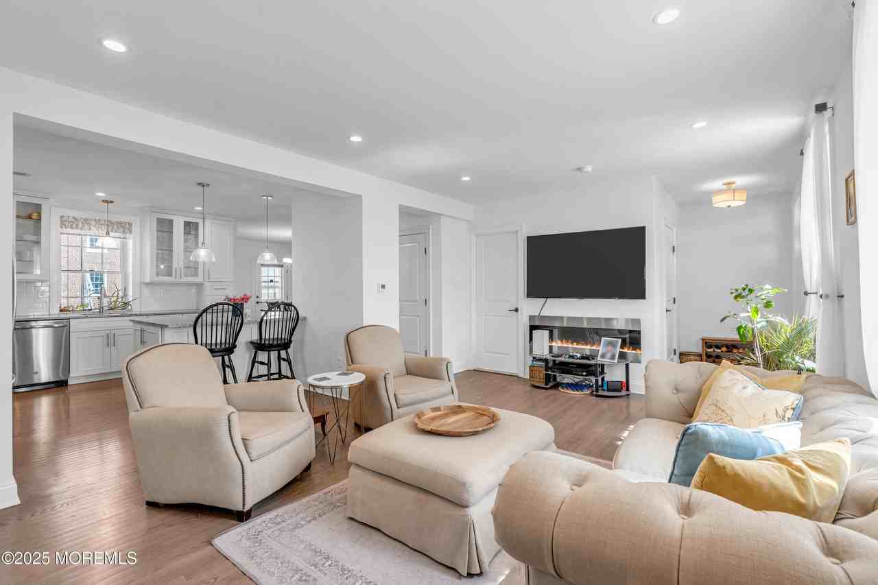 15 Russel Ave - Photo 5 of 27