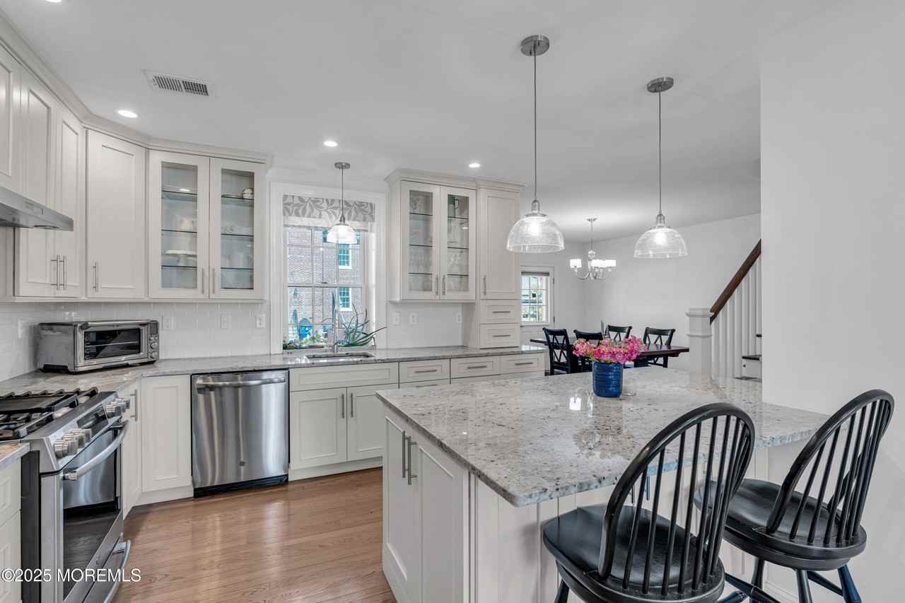 15 Russel Ave - Photo 7 of 27