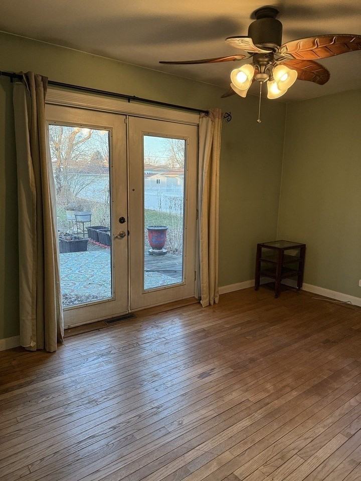 655 W Comstock Ave - Photo 4 of 6