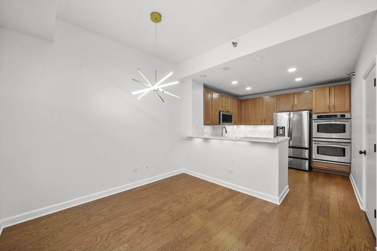 1841 S Calumet Ave Apt T6 #T6 - Photo 5 of 26