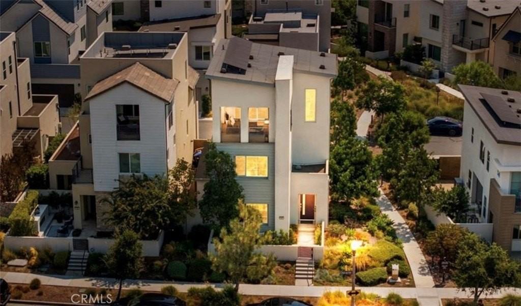 112 Character - Photo 2 of 45