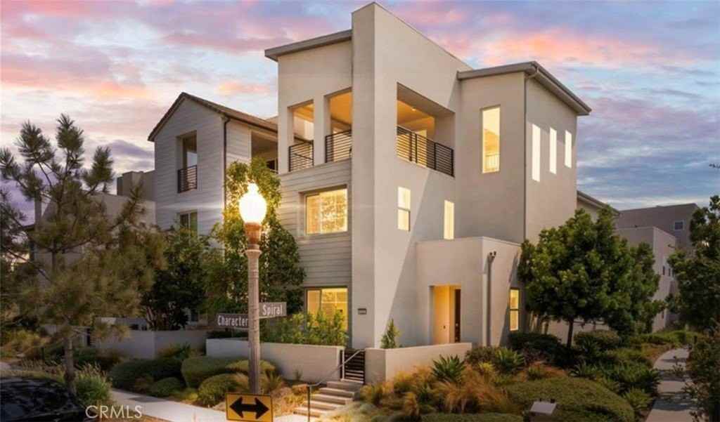 112 Character - Photo 4 of 45