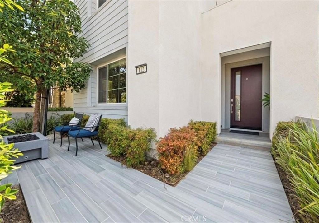 112 Character - Photo 5 of 45