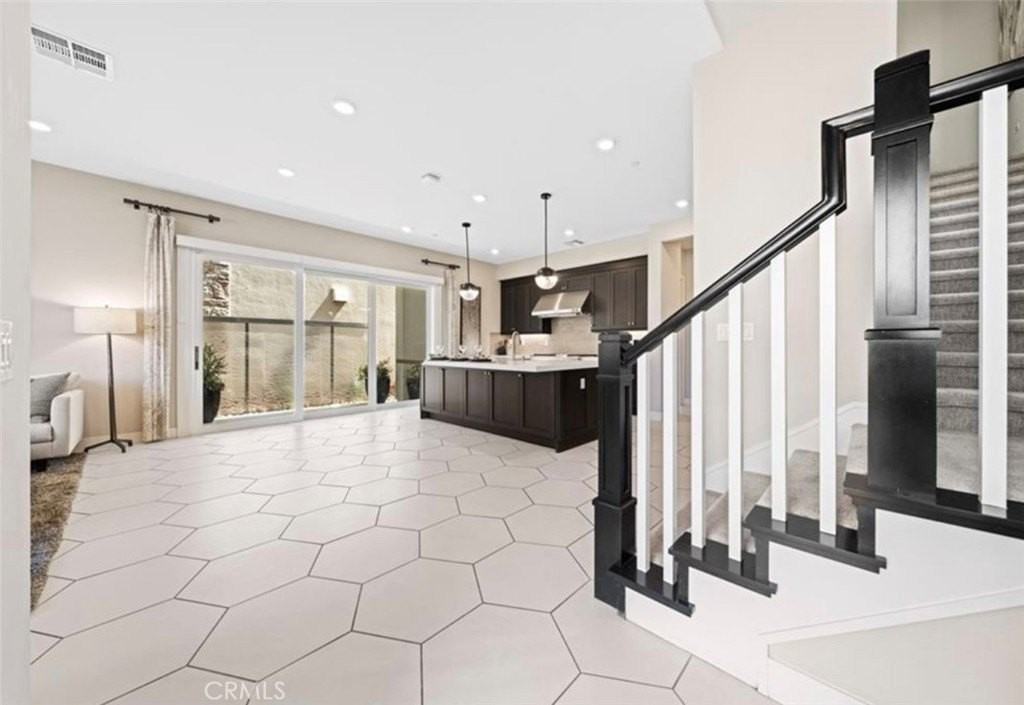 112 Character - Photo 6 of 45