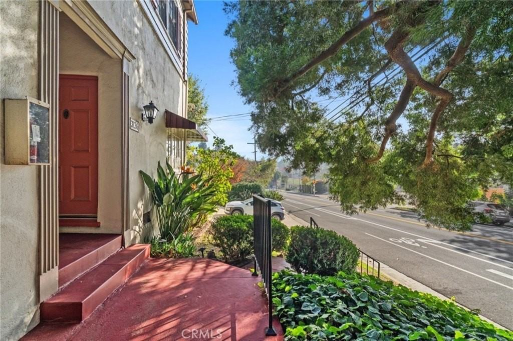 3136 Griffith Park Blvd - Photo 4 of 39