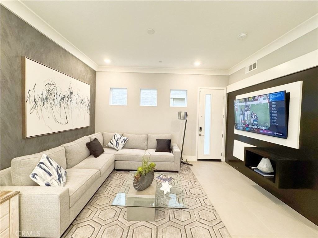 64 Spacial - Photo 4 of 15