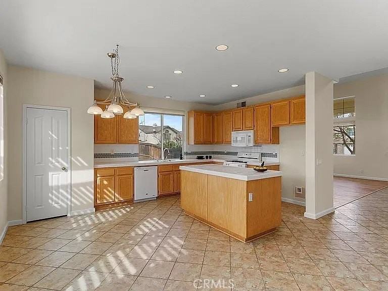 1062 Winthrop Dr - Photo 3 of 15