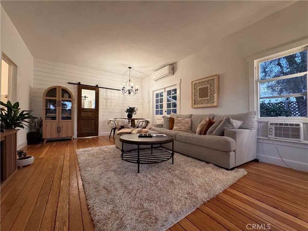 323 W 18th St - Photo 4 of 29