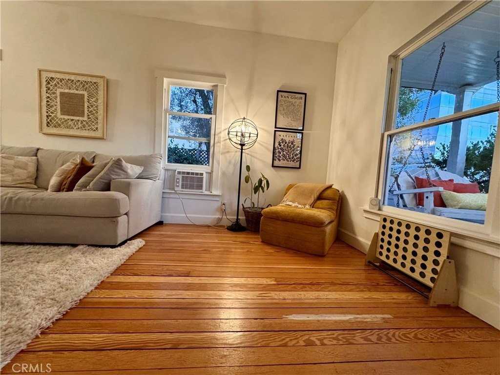 323 W 18th St - Photo 5 of 29