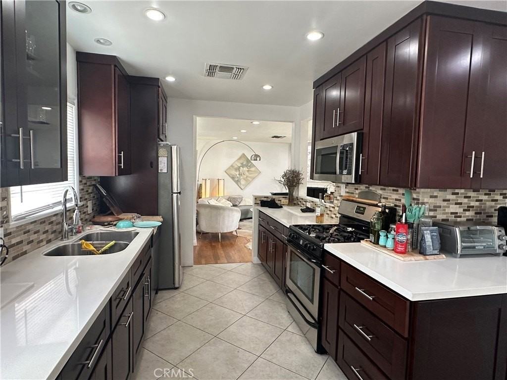 12811 Cumpston St - Photo 7 of 20