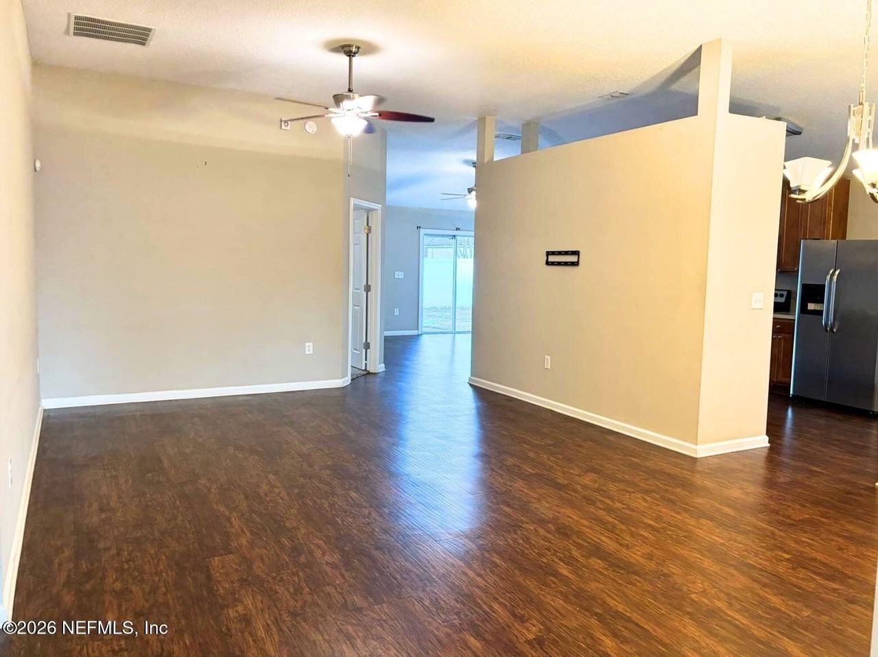 1960 Mcgirts Point Blvd - Photo 4 of 18