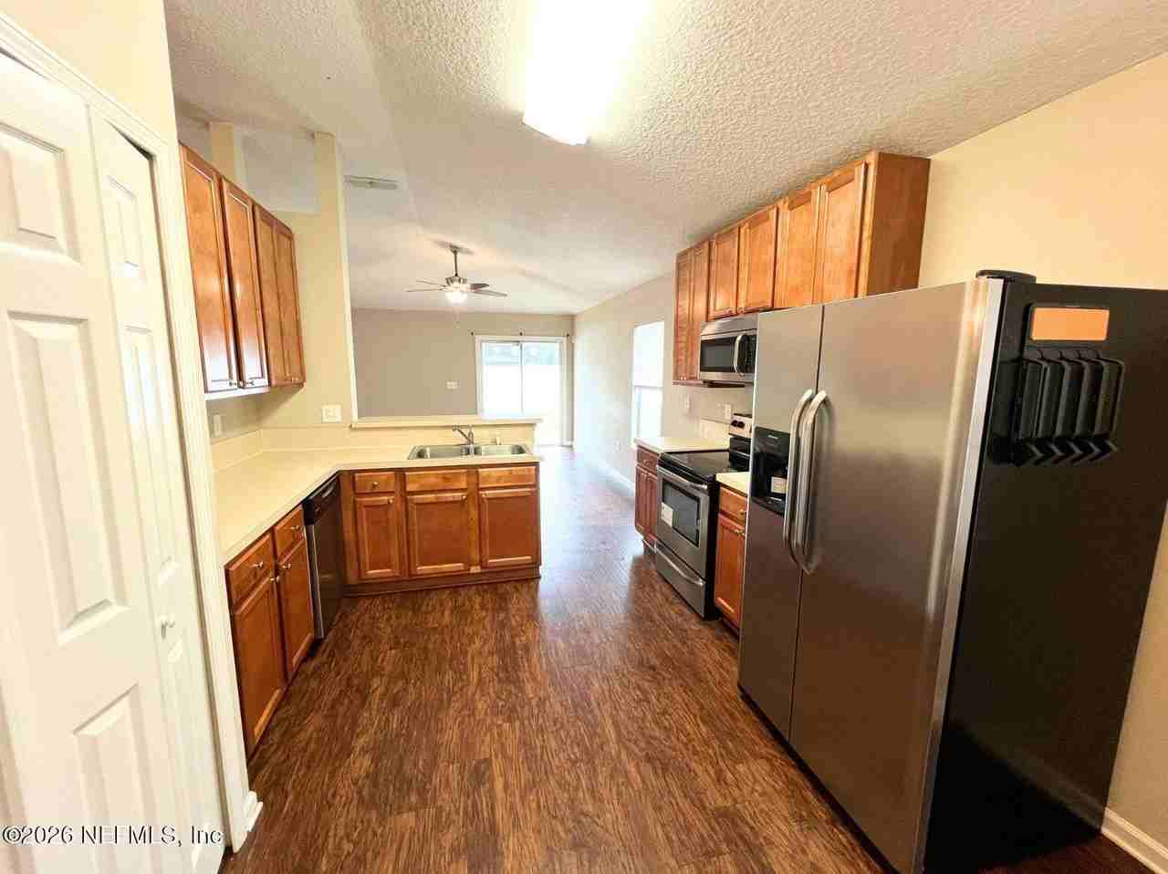 1960 Mcgirts Point Blvd - Photo 7 of 18