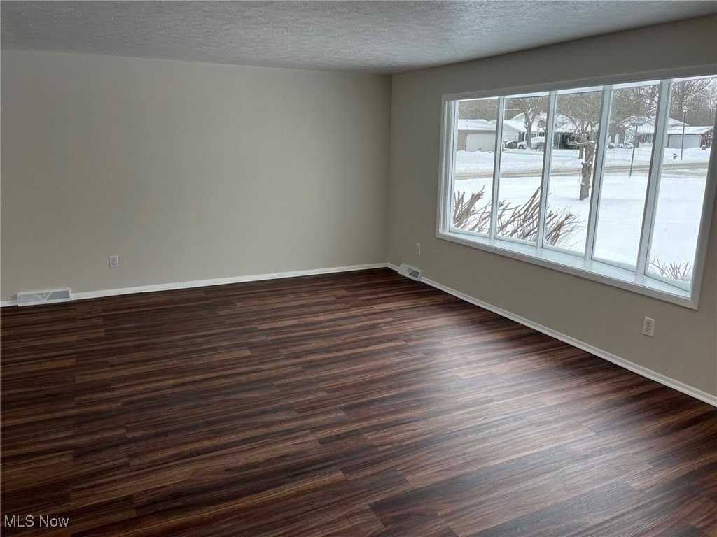 8671 Ashwood Dr - Photo 4 of 35