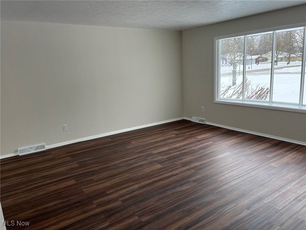 8671 Ashwood Dr - Photo 5 of 35