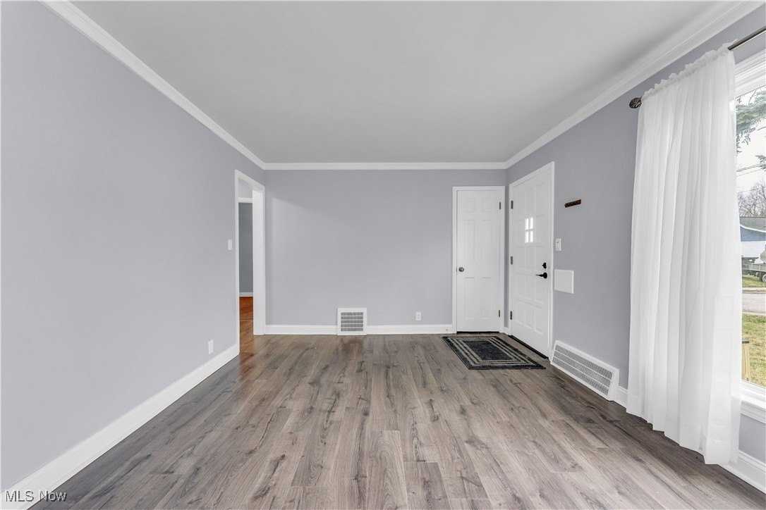 19205 Pasnow Ave - Photo 4 of 24