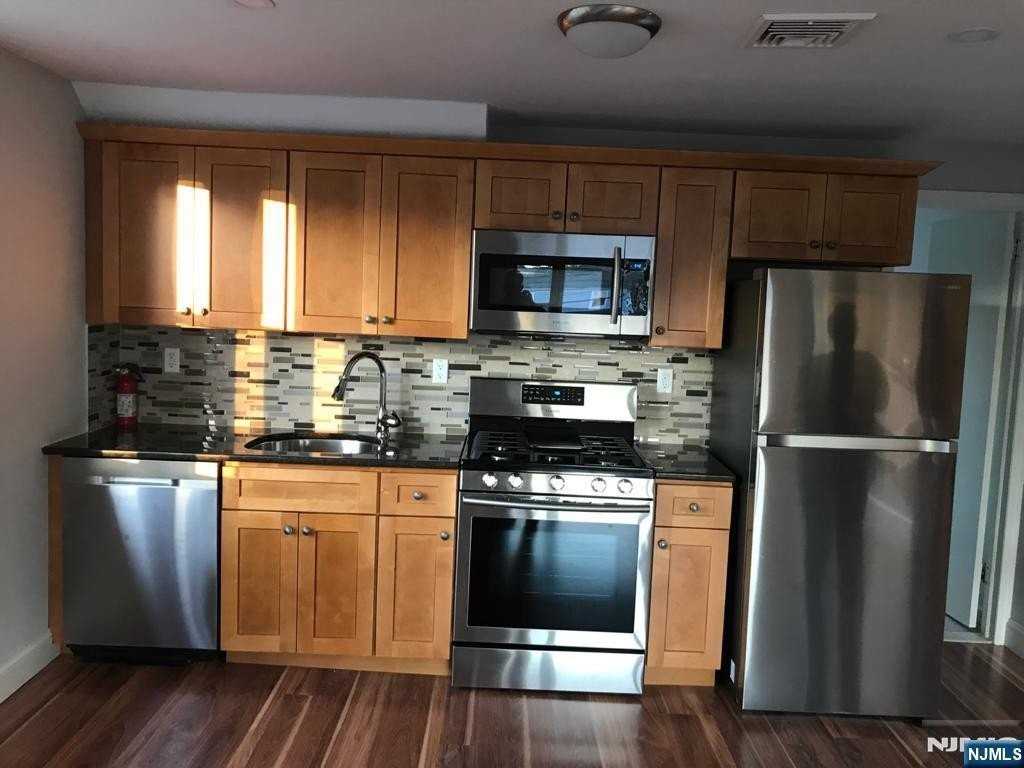 140 Prospect St 2nd Fl - Photo 3 of 12