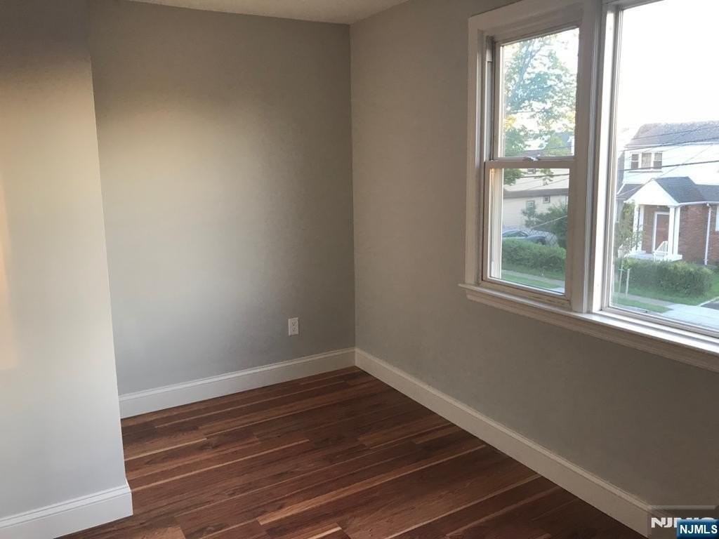 140 Prospect St 2nd Fl - Photo 5 of 12