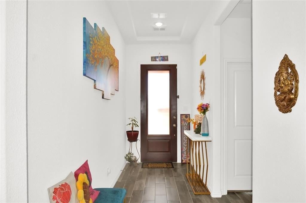 10018 Farmland Dr - Photo 4 of 25