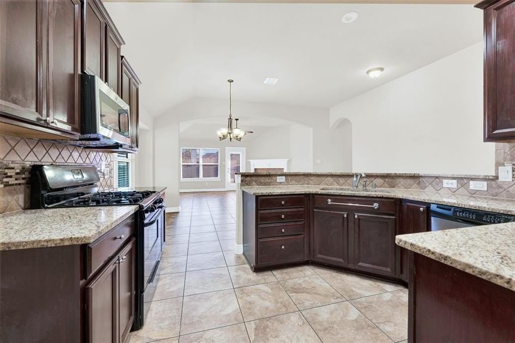 908 Appalachian Dr - Photo 6 of 20