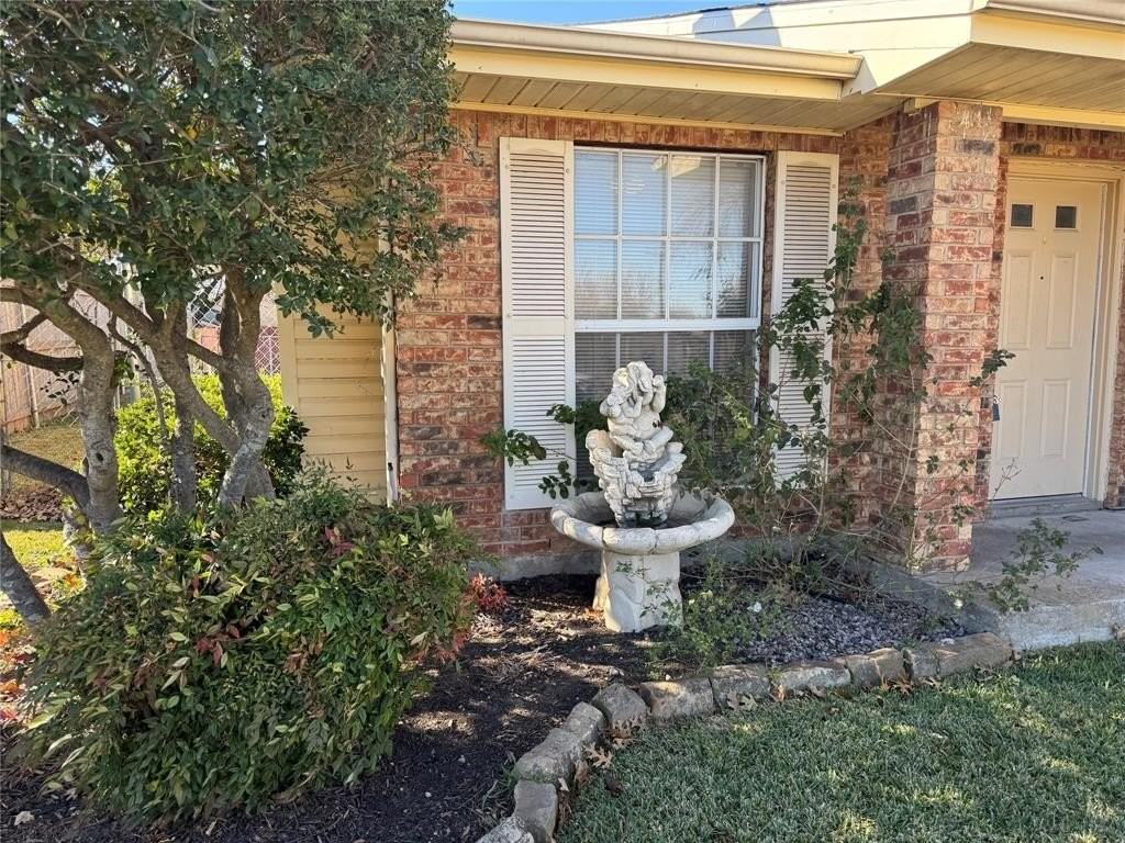 2559 Red River St - Photo 2 of 11