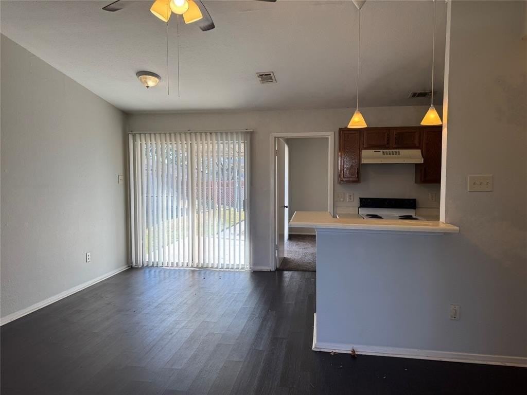 2559 Red River St - Photo 4 of 11