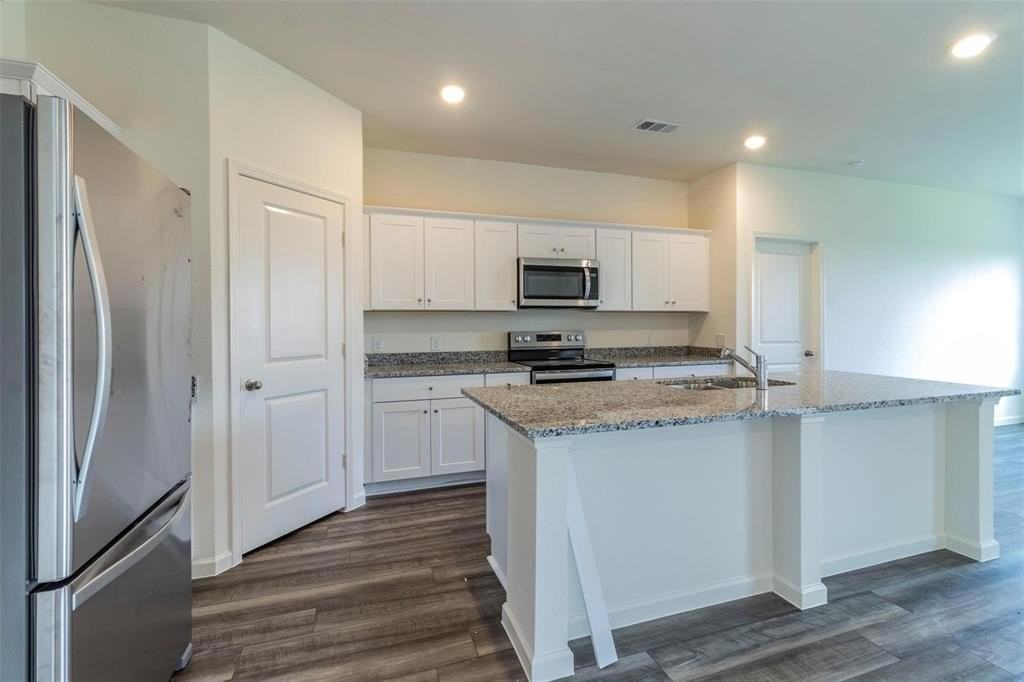 1848 Mccree St - Photo 6 of 33