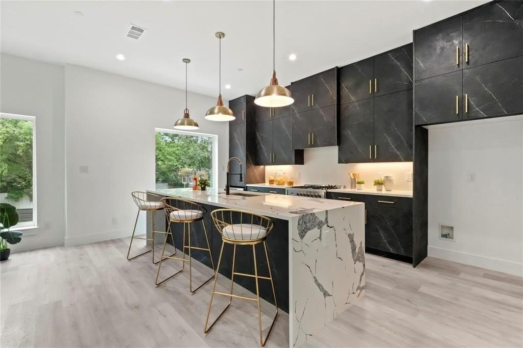 935 W 12th St #101 - Photo 3 of 25