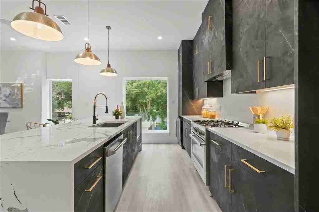 935 W 12th St #101 - Photo 4 of 25