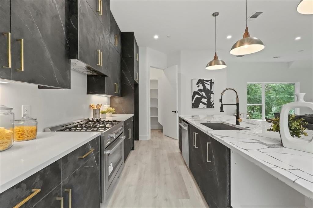 935 W 12th St #101 - Photo 5 of 25