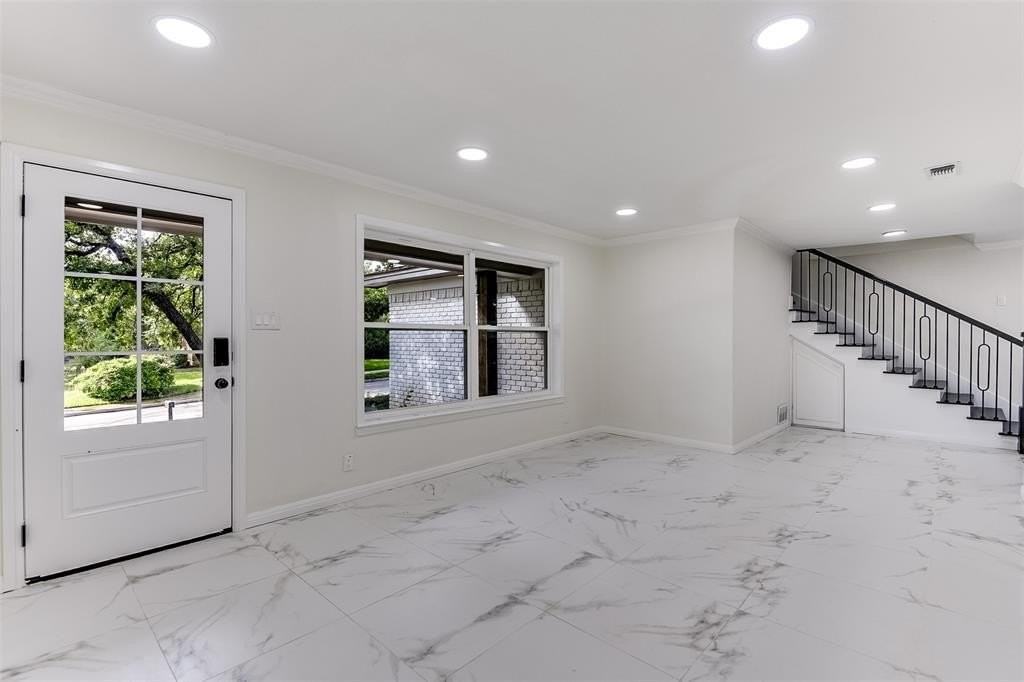 258 Somerset Ter - Photo 3 of 24