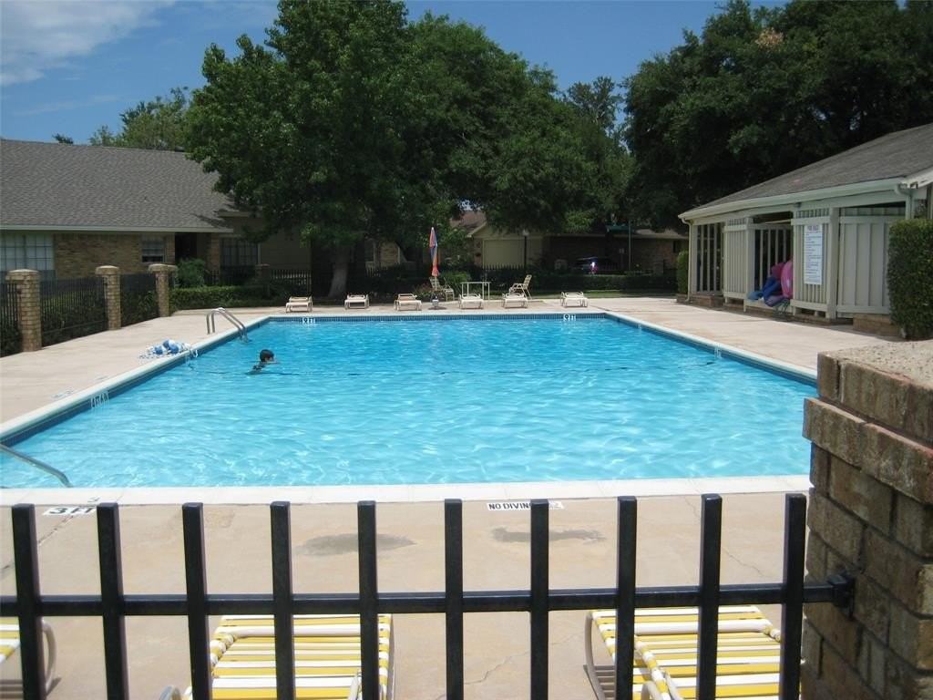 2708 Creek Wood Ct - Photo 2 of 8