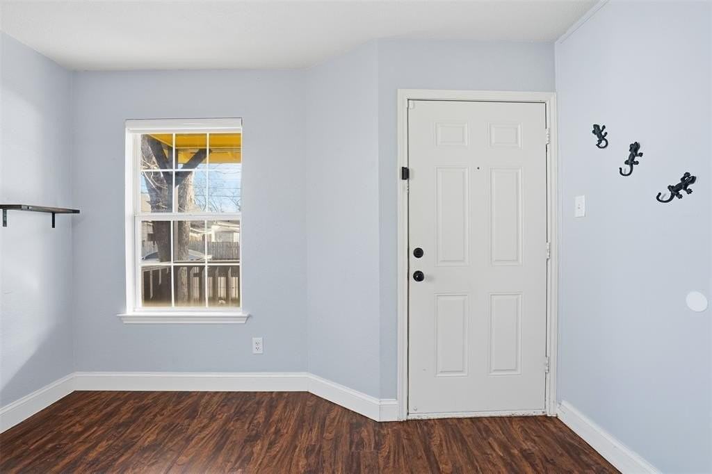 209 E Lone Star Ave - Photo 2 of 26