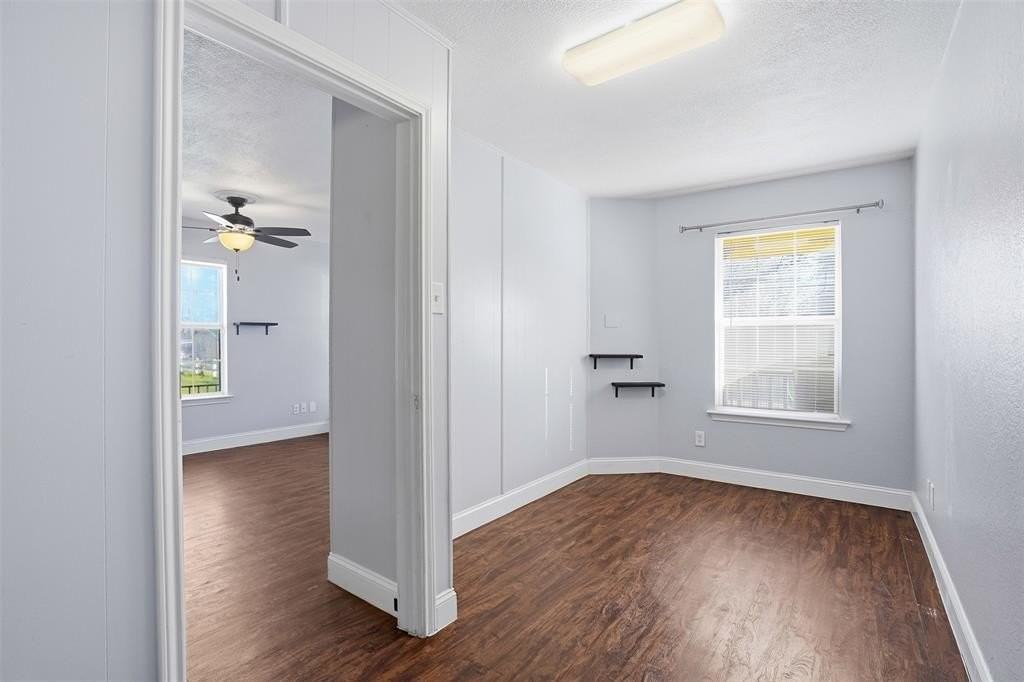 209 E Lone Star Ave - Photo 4 of 26