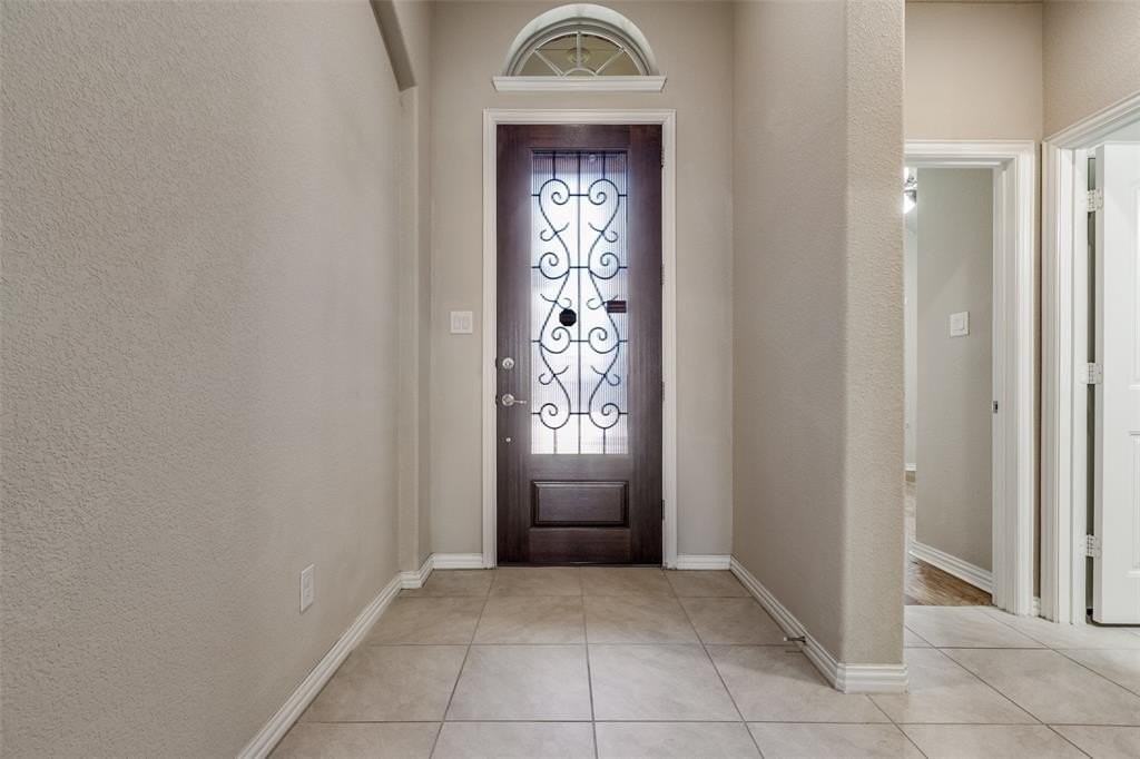 704 Thetford Ln - Photo 3 of 25